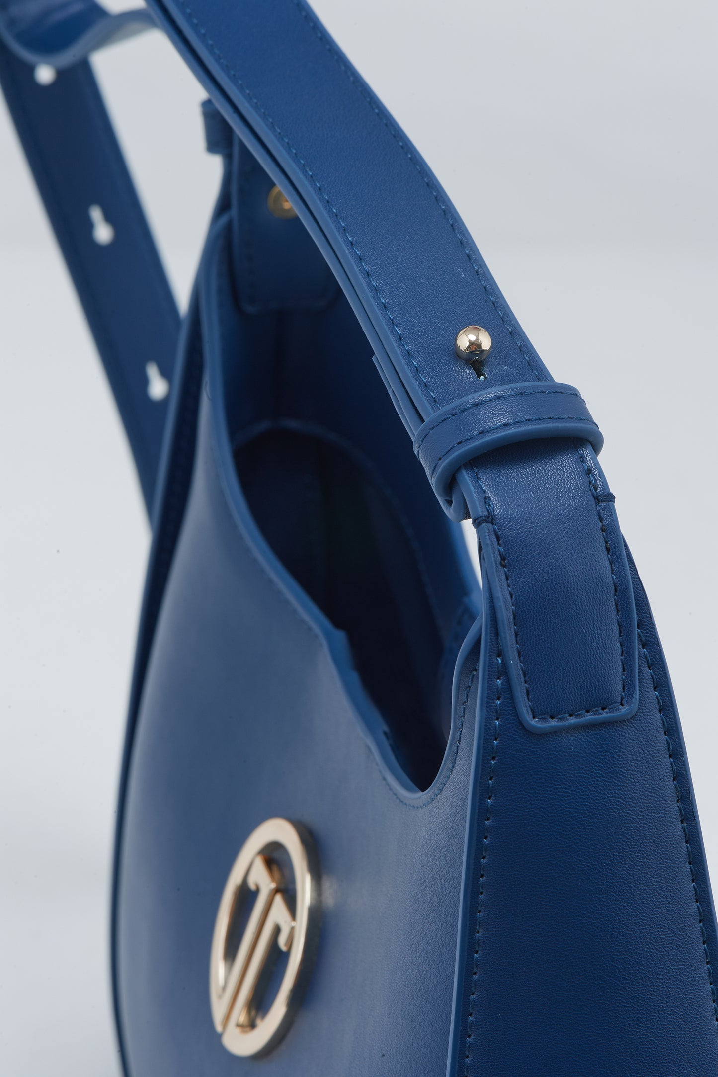 Compact Blue Shoulder Bag for Everyday Use